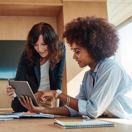 Umweltschutz women working on a tablet